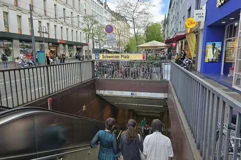 Zugang zur U-Bahn-Station am Schweizer Platz in Frankfurt-Sachsenhausen. Dort verschwinden nicht einfach Fahrgäste im Untergrund, es trägt sich auch manch amüsante Szene zu.