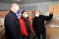 Logistiker Christoph Lowak (rechts) erklärt dem Vorsitzenden Willi Schmid (links) und Landeslogistiker Erich Lindner die Vorteile des neuen Kühlhauses in Wetzlar. Dort werden die gespendeten Lebensmittel für die hessischen Tafeln auf minus 21 Grad gekühlt.