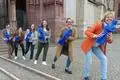 Zeigen die blauen Goethe-Skulpturen: (v.l.) Tourismusdezernent Frank Kontz, Laura Lücke, Alyssa Wahl, Giulia Hormel, Tina Kassner und Anja Zarge (alle Tourist-Information). 