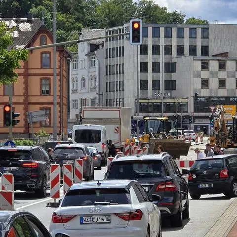 Sanierung der Wassernetze wird in den kommenden Jahren in Wetzlar und anderen Städten Deutschlands zu weiteren Baustellen führen, kündigt der Enwag-Geschäftsführer an. 