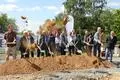 Startschuss für eines der größten Projekte der Wetzlarer Wohnungsgesellschaft: Gemeinsam setzen Vertreter der Stadtpolitik, beteiligter Baufirmen und des Bauherren das Zeichen dafür, dass es an der Volpertshäuser Straße nun los geht.