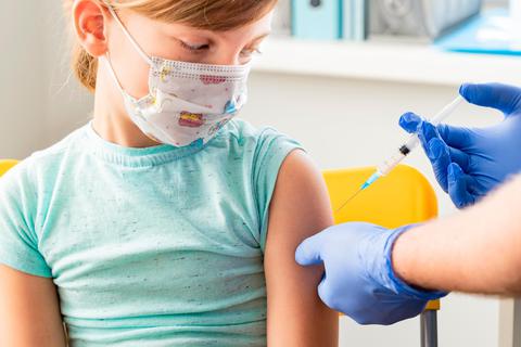 Kindern ab zwölf Jahren darf in der Europäischen Union der Impfstoff von Biontech gegen Covid-19 gespritzt werden. Wetzlarer Eltern sind bislang zurückhaltend bis skeptisch.  Symbolfoto: velirina/stock.adobe 