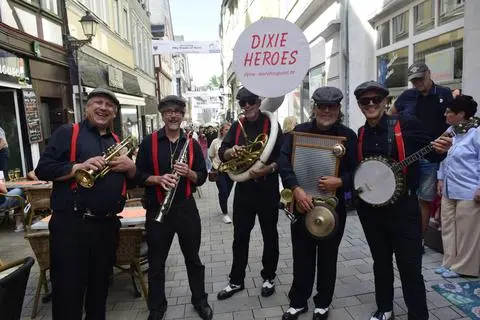 Als mobile Musikgruppe erfreuten die Dixie Heros das Publikum in der Wetzlarer Fußgängerzone.