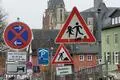 Wenn das Wort jemals gerechtfertigt war, dann hier, in der Goethestraße in Wetzlar. Dort steht er nun und verwirrt die Autofahrer: ein waschechter Schilderwald.