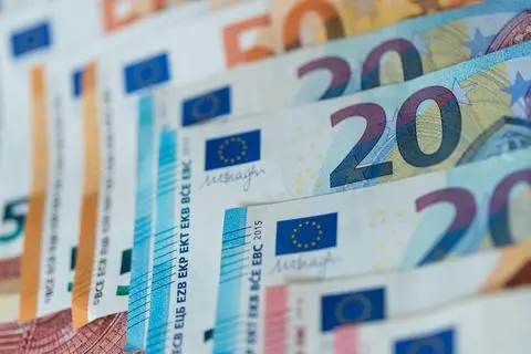 270 Euro Schulden sollen eingetrieben werden und es kommt zur Prügelei. Wer aber schlug wirklich zu? Mit dieser Frage hat sich das Wetzlarer Amtsgericht beschäftigt. Symbolfoto: Monika Skolimowska/dpa