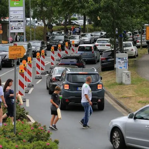Der große Besucherandrang vor allem am Sonntag hat beim Ochsenfest 2022 den Verkehr rund um das Festgelände nahezu kollabieren lassen (Archiv). Mit einem Verkehrskonzept soll es diesmal besser laufen.