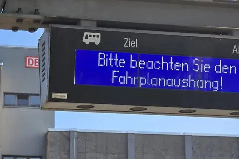 Fällt Ihnen was auf? Der symbolisierte Bus auf der Abfahrtstafel am Wetzlarer Busbahnhof hat, wenn links seine Front ist, nur eine Einstiegstür – und die ist auf der falschen Seite. Würde er so gebaut, müssten die Fahrgäste auf die Straße und damit in den Gegenverkehr aussteigen. Oder ist es ein englischer Bus?