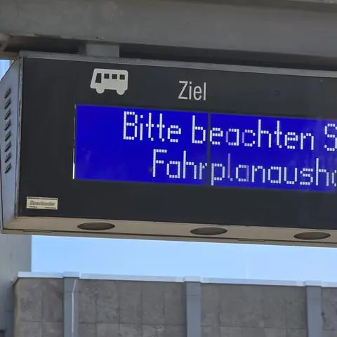 Fällt Ihnen was auf? Der symbolisierte Bus auf der Abfahrtstafel am Wetzlarer Busbahnhof hat, wenn links seine Front ist, nur eine Einstiegstür - und die ist auf der falschen Seite. Würde er so gebut, würden die Fahrgäste auf die Straße und damit in den Gegenverkehr aussteigen.