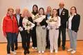 Freude über die Auszeichnung für fünf Lebensretterinnen (v.l.): Siri Metzger, Solms Erster Stadtrat Jörg Leidecker, Katharina Schild, Sophia Mara Dujmovic, Jessica Fless, Juliane Weber, Anna May Linnebacher, Peter Lippel und seine Stellvertreterin Laura Staaden.