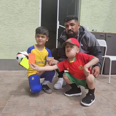 Das Treffen mit Cristiano Ronaldo war ein voller Erfolg für Awar. Ein signiertes Trikot, einen Ball und die Karten des Achtelfinalspiels des Vierjährigen gab es. Auch Vater Hozan Shanek und Bruder Ibrahim freuen sich mit. 