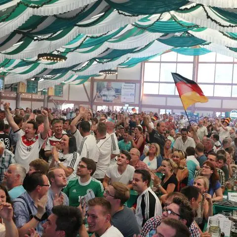 Public Viewing beim Ochsenfest: Auch schon bei der Fußball-Weltmeisterschaft 2014 war das Festzelt in Wetzlar ein Publikumsmagnet. (Archiv)
