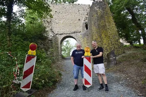 Reiner Stroh und Thorsten Rohde vom Förderverein freuen sich über die gelungen Restaurierung des Torbogens am Kalsmunt.