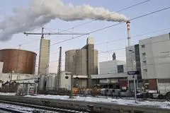 Wo man als ÖPNV-Reisender nicht alles hinkommt: Umstieg in Wabern bei Fritzlar, wo es nicht nur einen Bahnhof, sondern auch eine große Zuckerfabrik gibt.