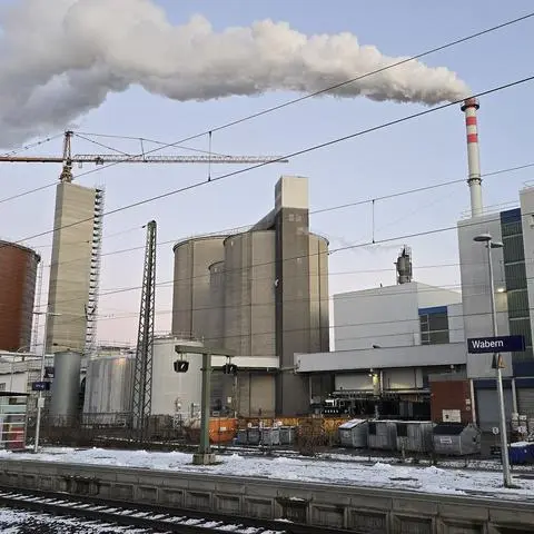 Wo man als ÖPNV-Reisender nicht alles hinkommt: Umstieg in Wabern bei Fritzlar, wo es nicht nur einen Bahnhof, sondern auch eine große Zuckerfabrik gibt.
