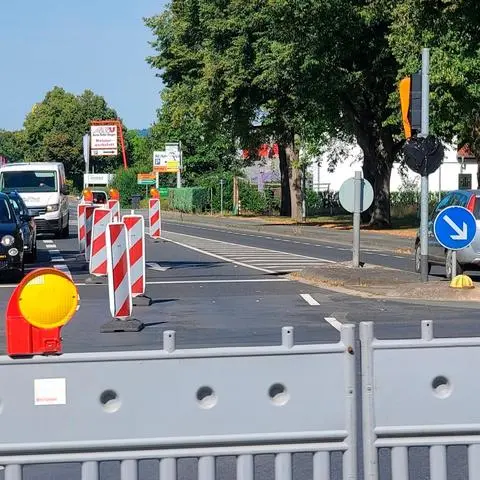 Zum dritten Mal ist die Braunfelser Straße in diesem Sommer Großbaustelle, nun allerdings zum voraussichtlich letzten Mal. Mit Blick auf das Ende der Hochstraße saniert die Stadt alle wichtigen Hauptstraßen, weil sie ab Ende 2027 deutlich mehr Verkehr aufnehmen müssen.