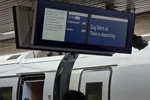 Gut, dass die Deutsche Bahn an ihren Stationen mittlerweile großräumige Anzeigetafeln montiert. So kann ausführlich auf Fahrplanabweichungen hingewiesen werden.