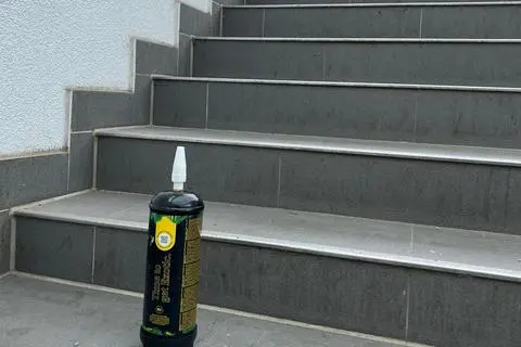 An einem Treppenaufgang beim Parkhaus Schillerplatz steht eine leere Lachgas-Flasche.