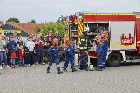 Auch in Drais hatten die Feuerwehrleute zu ihrem "Tag der Feuerwehr" Schauübungen vorbereitet. Hier zeigt die Jugendfeuerwehr ihr Können.