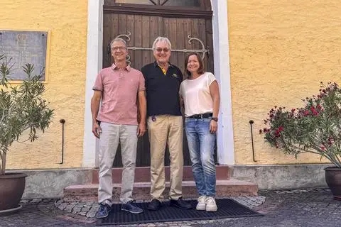 Ihnen ist der Erhalt der kleinsten Kirche von Mainz im Stadtteil Laubenheim wichtig (von links): der stellvertretende Vorsitzende Bernd Siener, Vorsitzender Friedhelm Kärcher und Kassenwartin Sylvia Gehlhaar.