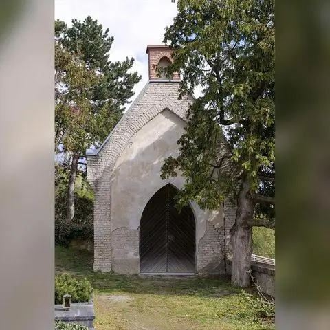 Die Sanierung der Friedhofskapelle schreitet voran, jetzt wurden im Ortsbeirat die Pläne für das Indoor-Kolumbarium vorgestellt. Noch in diesem Jahr soll alles fertig sein.