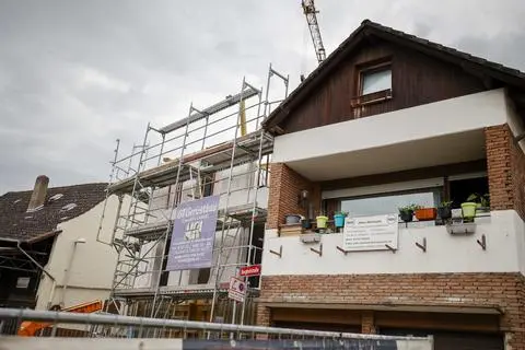 In der Berghofstraße entsteht ein dreistöckiges Mehrfamilienhaus. Manche Anwohner sind entsetzt über die Ausmaße des Projekts.