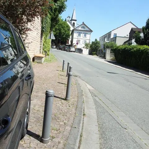 Eigentlich sollten die Pfosten Autos daran hindern, im Kurvenbereich "Pfarrer-Goedecker-Straße" und "Im Dorfgraben" zu parken, damit Fußgänger sicher passieren können. Doch dann gab es eine Lücke, die Autofahrer ausnutzten.