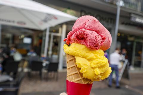 Höhere Preise für ein Bällchen Eis nehmen die allermeisten Kunden in Kauf und wollen auf die kühle Köstlichkeit nicht verzichten – hier vor dem Eiscafé Dolomiti in Mainz. Foto: Harald Kaster
