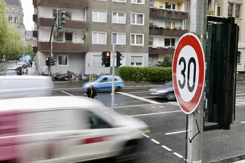 Das „Widerstandskollektiv“ hatte bei einer nächtlichen Protestaktion die Abdeckungen der Schilder entfernt. Polizei und Ordnungsamt reagierten direkt und verhüllten die Schilder wieder. Doch einige Schilder wurden dabei wohl vergessen, wie diese Aufnahme vom Freitagmorgen zeigt.