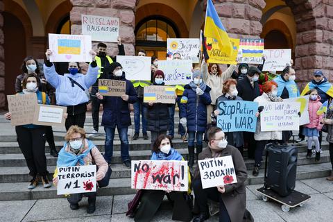 Am Donnerstag hat der Ukrainische Verein eine Kundgebung auf dem Gutenbergplatz organsiert, um ein Zeichen der Solidarität zu setzen.  Foto: Sascha Kopp