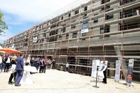Über dem ersten von der Ten Brinke Group und der Firmengruppe Richter entwickelten Komplex im Heiligkreuz-Quartier wehte jetzt der Richtkranz. Foto: hbz/Jörg Henkel