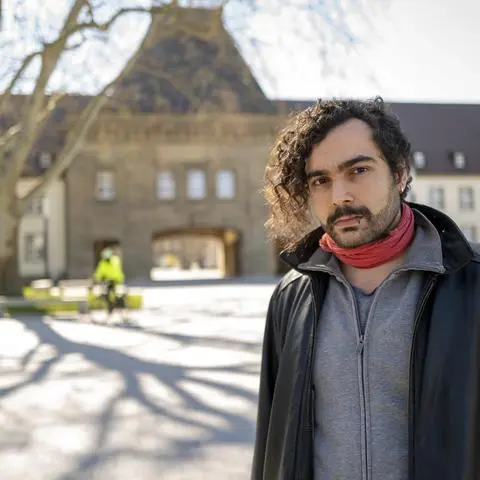 Manuael Schabel schreibt an seiner Abschlussarbeit. Den Job, mit dem er sich sein Studium finanziert, hat er durch die Corona-Krise verloren.