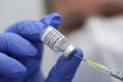 Eine Spritze mit dem Corona Impfstoff von Biontech. Foto: dpa