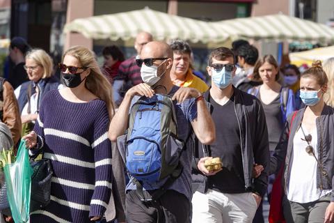 Statt wie zuvor auf dem gesamten Wochenmarkt gilt die Maskenpflicht ab sofort nur noch direkt an Ständen. Foto: Sascha Kopp