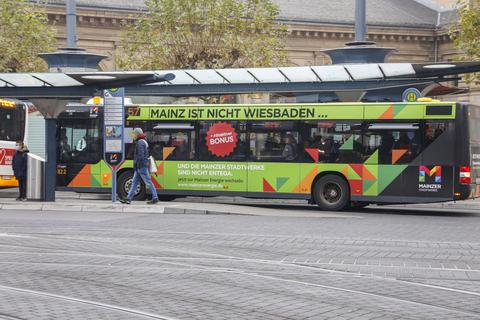 Auch auf Bussen werben die Mainzer Stadtwerke um Stromkunden und erlauben sich Seitenhiebe gegen den Konkurrenten und Platzhirsch Entega. Foto: Harald Kaster