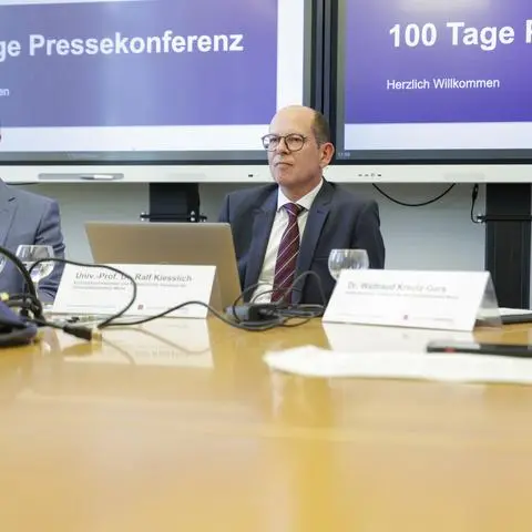 Trotz allem Optimismus gab es auch durchaus ernste Gesichter, als (v.l.) Aufsichtsratsvorsitzender Clemens Hoch, Vorstandsvorsitzender Professor Ralf Kiesslich und Kaufmännischer Vorstand Dr. Waltraud Kreutz-Gers  über die ersten Monate des neuen Vorstands berichteten. 