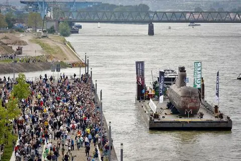 Das U-Boot „U17“ auf dem Rhein. 