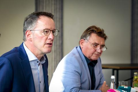OB Michael Ebling (links) und Finanzdezernent Günter Beck verkündeten die frohe Botschaft. Foto: Sascha Kopp