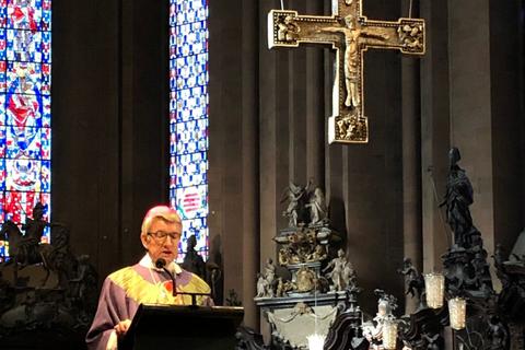 Der Bischof Peter Kohlgraf hat in einem Gedenkgottesdient der Toten in der Corona-Pandemie gedacht. Foto: Friedrich Roeingh