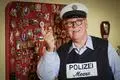 Unzählige Orden hängen an der Wand in Alexander Lebers Keller. Als "Meenzer Polizist" tritt der 64-Jährige auf verschiedenen Fastnachtsbühnen auf.