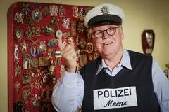Unzählige Orden hängen an der Wand in Alexander Lebers Keller. Als "Meenzer Polizist" tritt der 64-Jährige auf verschiedenen Fastnachtsbühnen auf.