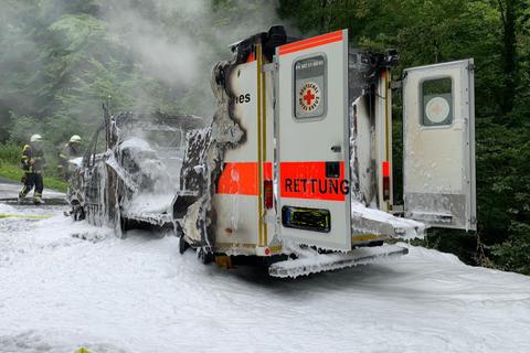 Der Rettungswagen des DRK Mainz-Hechtsheim ist völlig zerstört.  Foto: Polizei Linz