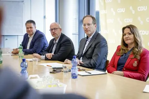 Neben Manuela Matz und Karsten Lange (l.) wird bald auch Ludwig Holle (2.v.r.) im Mainzer Stadtvorstand sitzen, wie er gemeinsam mit dem Kreisvorsitzenden Thomas Gerster bekannt gab.
