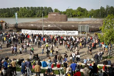Das U-Boot „U17“ auf dem Rhein. 
