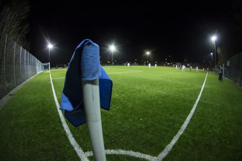 Ein Fußballfeld wird von Flutlicht erhellt. Symbolfoto: dpa