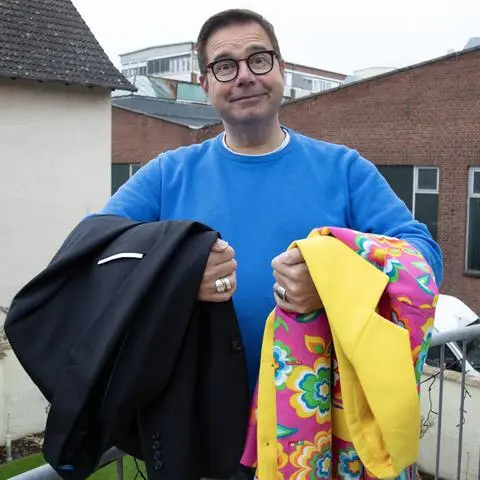 Ein Mann, zwei Identitäten. Mal steht er als "Ernst Lustig" in bunter Jacke auf den Fastnachtsbühnen, mal ist er im schwarzen Anzug als Trauerredner unterwegs: Jürgen Wiesmann.
