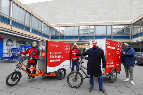 Thomas Schmitz und Frank Bramer (beide Velocarrier) Thomas Bach (Sparkasse Mainz) und Citymanager  Dominique Liggins stellten jetzt die Neuauflage von „Mainzgebracht“ mit den Lastenrädern vor. Foto: Harald Kaster