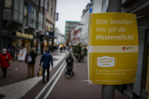 550 Hinweisschilder weisen in der Stadt auf die Maskenpflicht hin.  Foto: Sascha Kopp