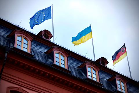 Seit Donnerstagmittag weht über dem Landtag in Mainz neben den Flaggen der EU und von Rheinland-Pfalz auch die ukrainische Flagge. Foto: Sascha Kopp