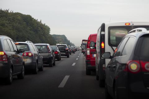 Autos stehen auf der Autobahn im Stau. Foto: eyewave/adobe.stock