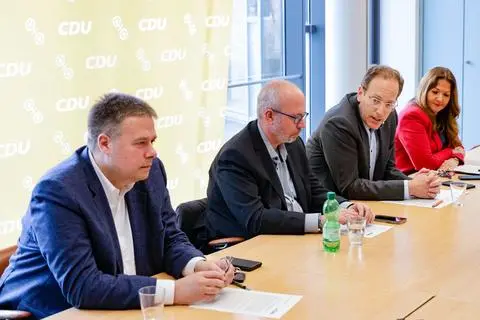 Die Mainzer CDU gibt bei einer Pressekonferenz Einblicke in ihre Planungen, was die CDU-Dezernate angeht (v.r.): Karten Lange, Thomas Gerster, Ludwig Holle und Manuela Matz.
